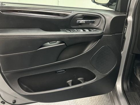 Used 2019 Dodge Grand Caravan SE FWD image 17