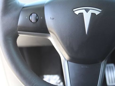 Used 2022 Tesla Model Y Performance AWD/4WD image 17
