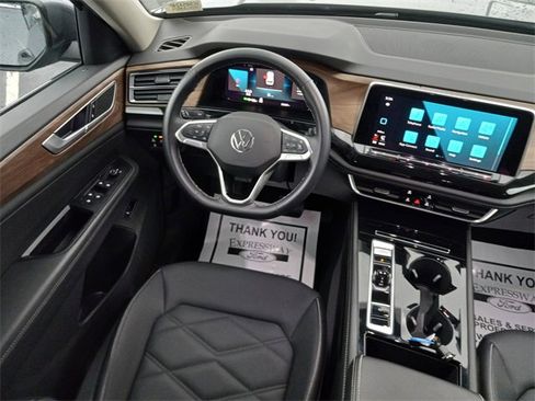 Used 2025 Volkswagen Atlas SE image 16