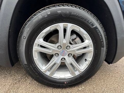 Used 2024 GMC Terrain SLE FWD image 30