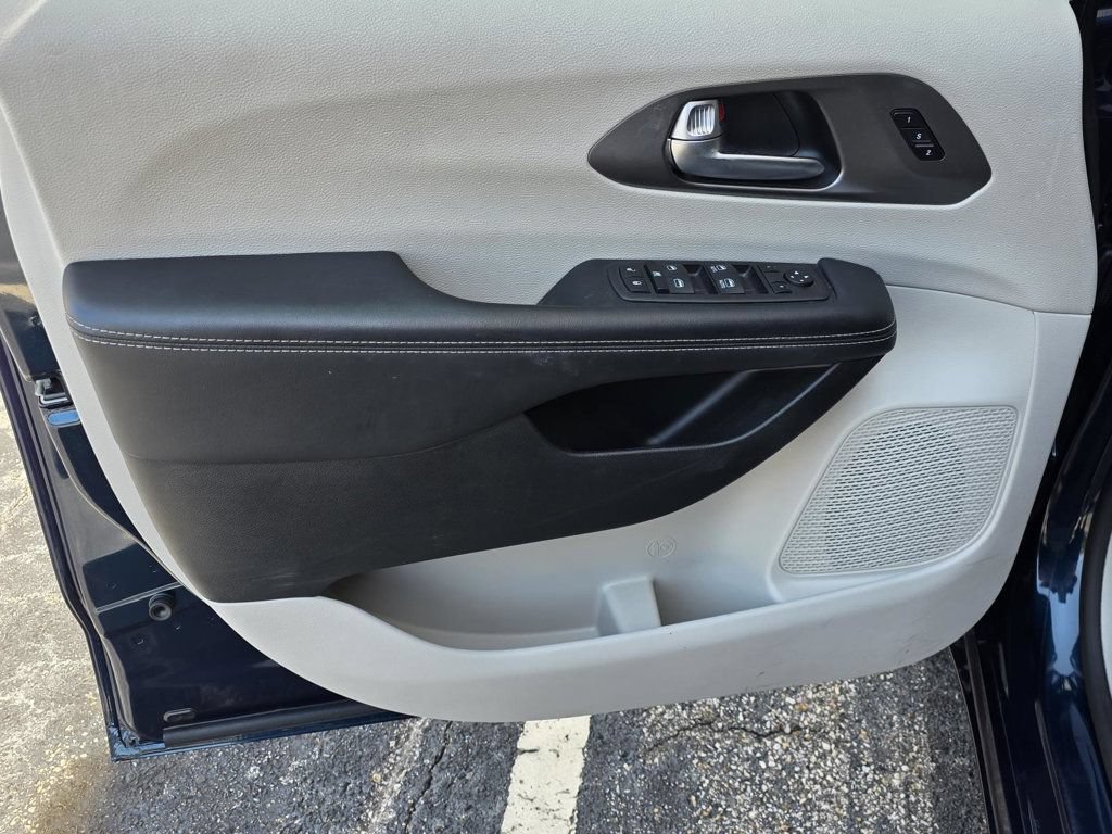 Used 2023 Chrysler Pacifica Touring-L FWD image 32