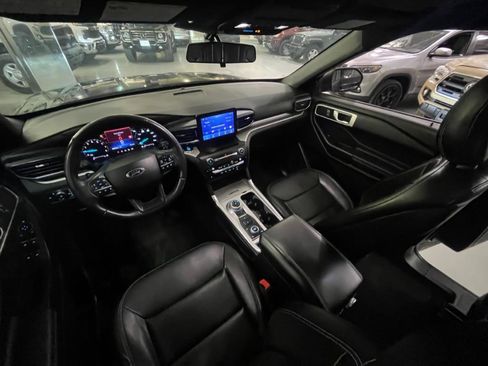 Used 2020 Ford Explorer XLT w/ Equipment Group 202A AWD/4WD image 14