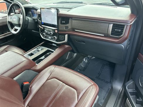 Used 2024 Ford Expedition Limited image 12