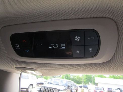 Used 2022 Chrysler Pacifica Limited image 17