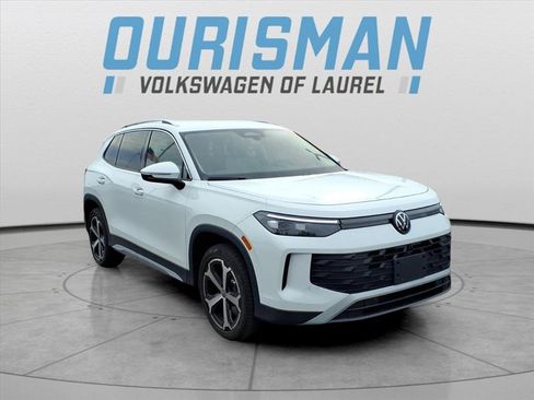 Used 2025 Volkswagen Tiguan SE image 1