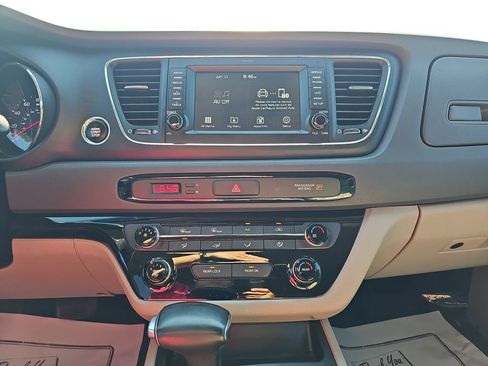 Used 2017 Kia Sedona LX w/ LX Essentials Premium Package FWD image 20