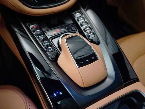 Used 2021 Aston Martin DBX image 18