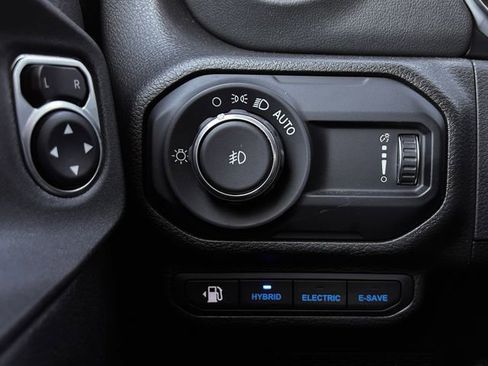 Used 2023 Jeep Wrangler Unlimited Sahara image 25