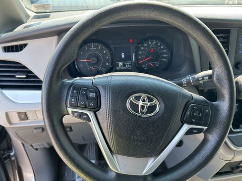 Used 2016 Toyota Sienna LE FWD image 15