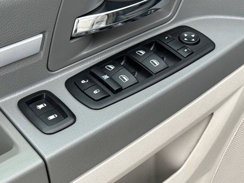 Used 2008 Dodge Grand Caravan SXT w/ Family Value Group FWD image 19