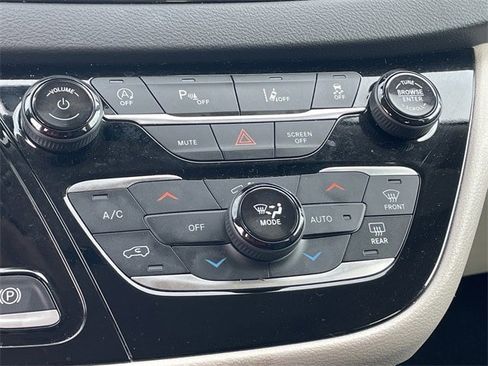 Used 2024 Chrysler Pacifica Touring-L image 18