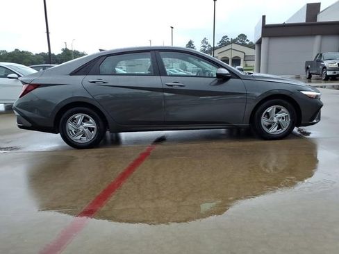 New 2026 Hyundai Elantra SE FWD image 2