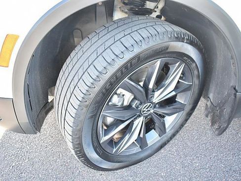 Used 2023 Volkswagen Tiguan SE w/ Panoramic Sunroof Package image 8