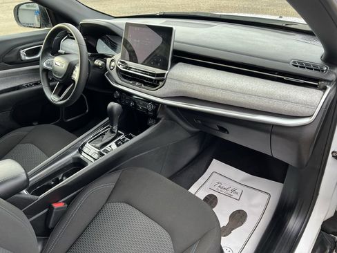 Used 2023 Jeep Compass Sport image 7