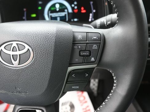 Used 2025 Toyota Camry SE w/ Convenience Package FWD image 7