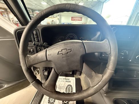 Used 2004 Chevrolet Silverado 2500 LS w/ Heavy-Duty Power Package AWD/4WD image 19