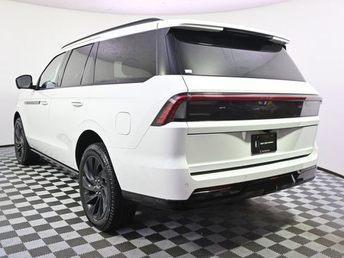 New 2026 Lincoln Navigator Reserve w/ Jet Appearance Package AWD/4WD image 4