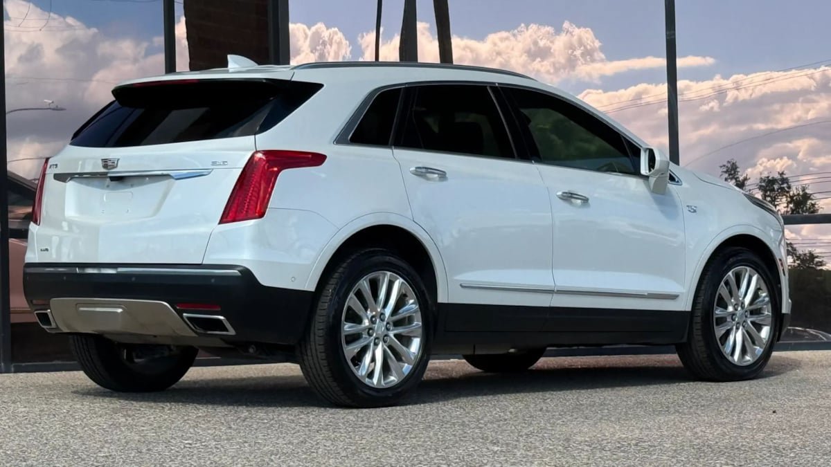 Used 2017 Cadillac XT5 Platinum w/ Driver Assist Package AWD/4WD image 12
