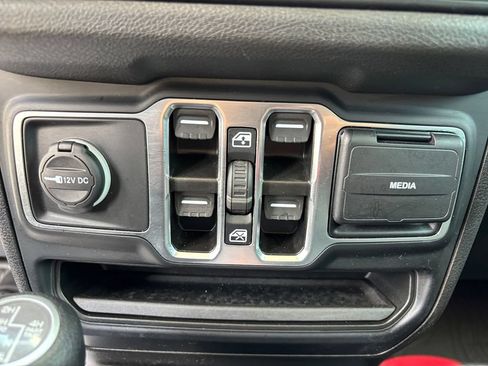 Used 2024 Jeep Wrangler Unlimited w/ Convenience Group AWD/4WD image 27
