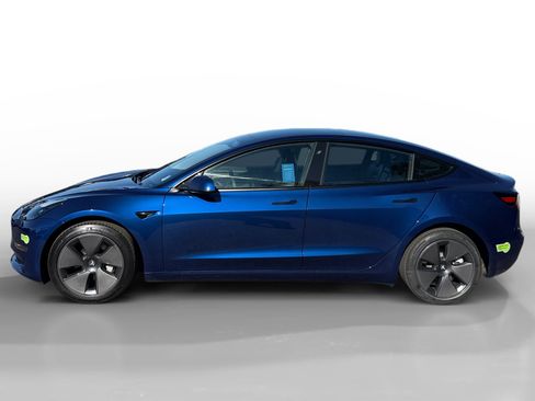 Used 2023 Tesla Model 3 Standard Range image 2