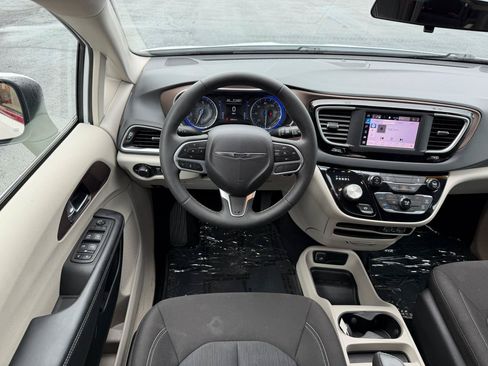 Used 2022 Chrysler Voyager LX FWD image 15