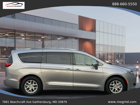 Used 2020 Chrysler Pacifica Touring-L image 13