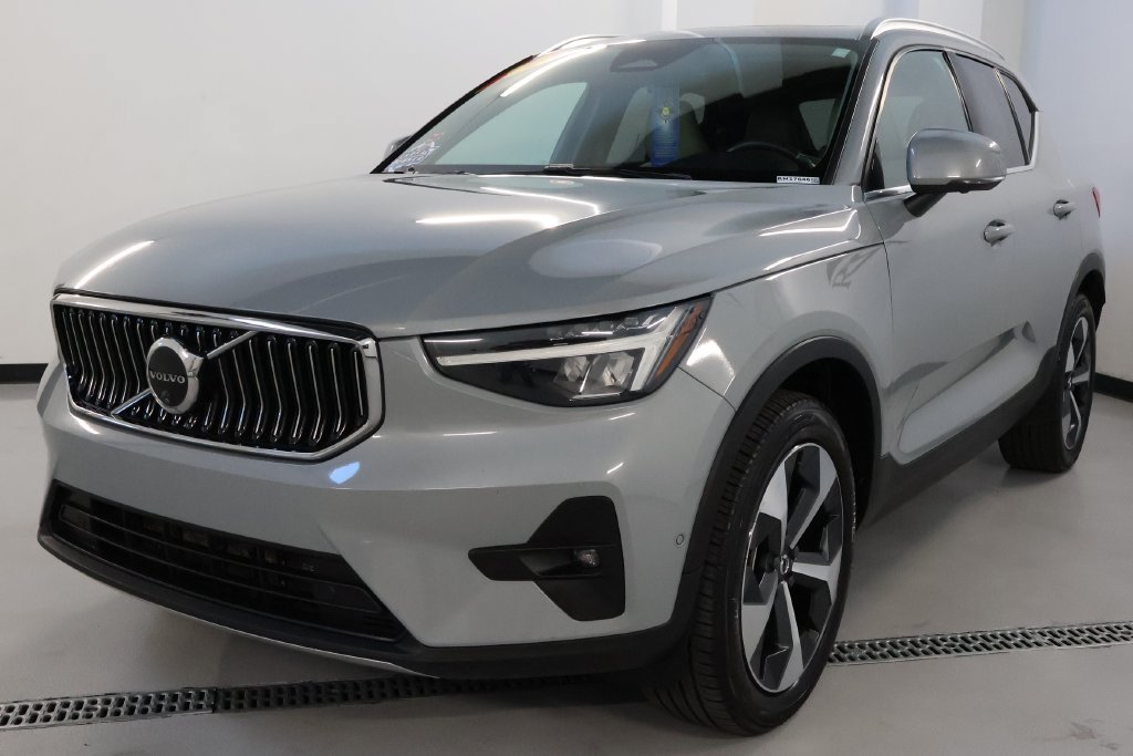 Used 2024 Volvo XC40 B5 Plus AWD/4WD image 3