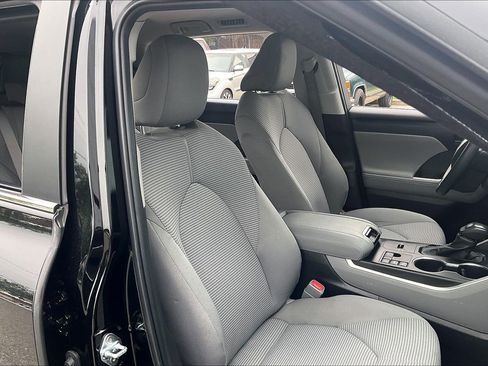Used 2023 Toyota Highlander L FWD image 9