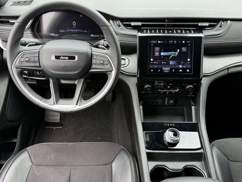 Used 2023 Jeep Grand Cherokee Altitude AWD/4WD image 11
