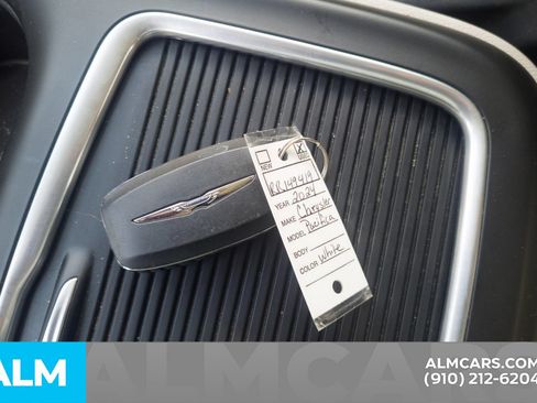 Used 2024 Chrysler Pacifica Touring-L FWD image 16