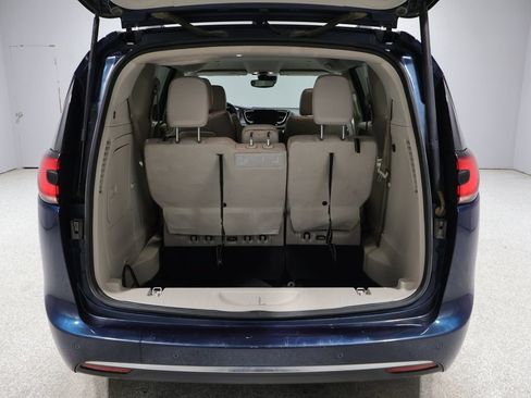 Used 2021 Chrysler Pacifica Touring-L FWD image 20