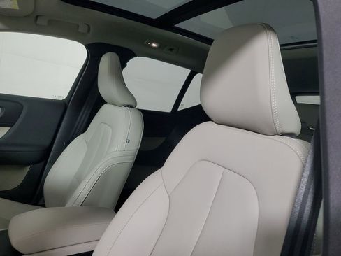 Certified 2025 Volvo XC40 B5 Plus image 25