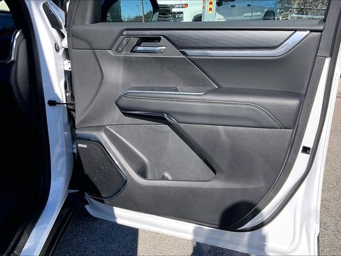 Used 2025 GMC Acadia Elevation image 22