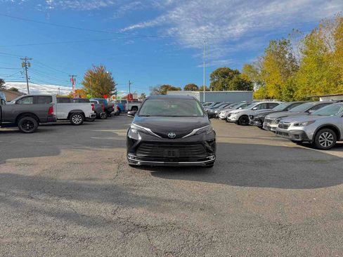 Used 2024 Toyota Sienna XLE image 3