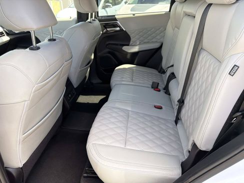 Used 2024 Mitsubishi Outlander 4WD Plug-In Hybrid image 11