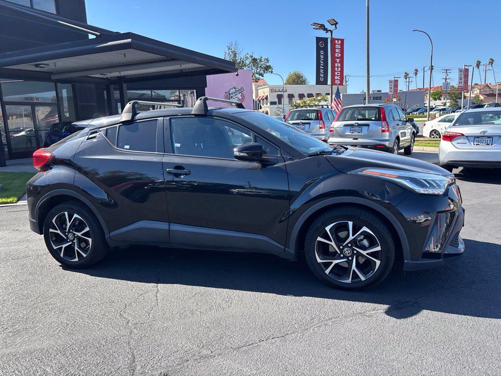 Used 2022 Toyota C-HR XLE FWD image 3