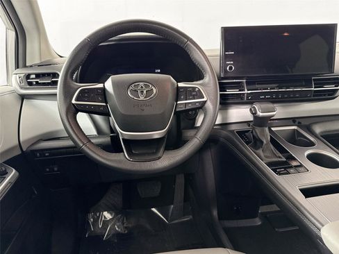 Certified 2025 Toyota Sienna XLE FWD image 31