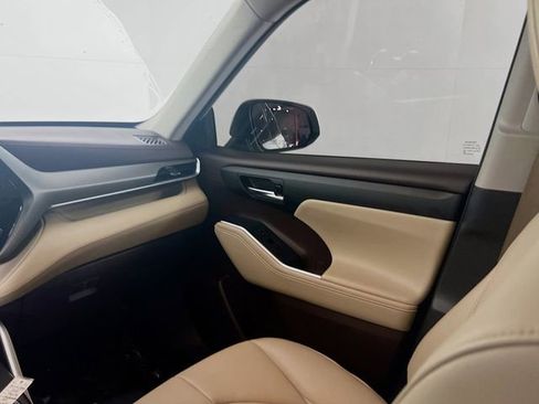 Used 2021 Toyota Highlander XLE image 22