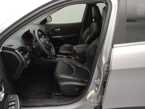 Used 2019 Jeep Cherokee Latitude Plus w/ Trailer Tow Group image 17