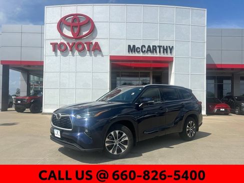 Used 2022 Toyota Highlander XLE AWD/4WD image 1