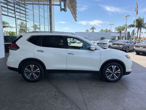 Used 2019 Nissan Rogue SV w/ Premium Package FWD image 3