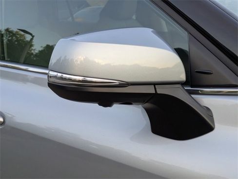 Used 2024 Toyota Highlander Platinum image 12