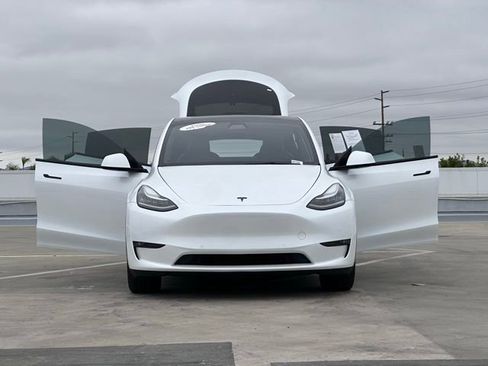 Used 2022 Tesla Model Y Long Range AWD/4WD image 28