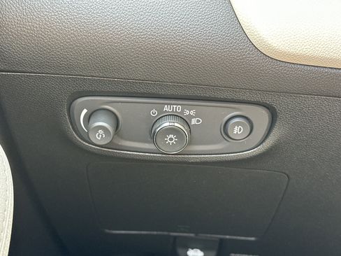 Used 2020 Buick Encore GX Essence w/ Experience Buick Package image 28