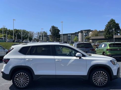 Used 2025 Volkswagen Taos SE w/ Panoramic Sunroof Package FWD image 8