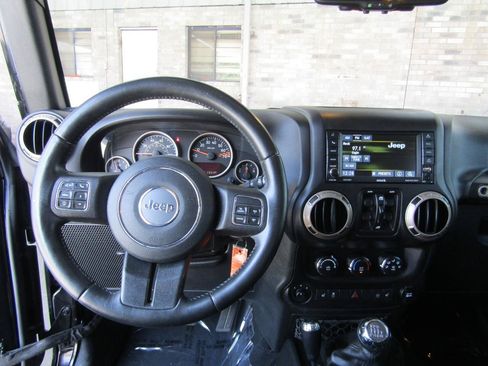 Used 2017 Jeep Wrangler Unlimited Sahara AWD/4WD image 15