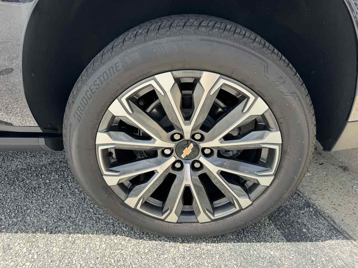 Used 2026 Chevrolet Suburban High Country RWD image 36