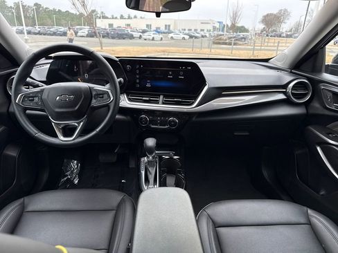 Used 2025 Chevrolet Trax ACTIV w/ Sunroof Package image 16