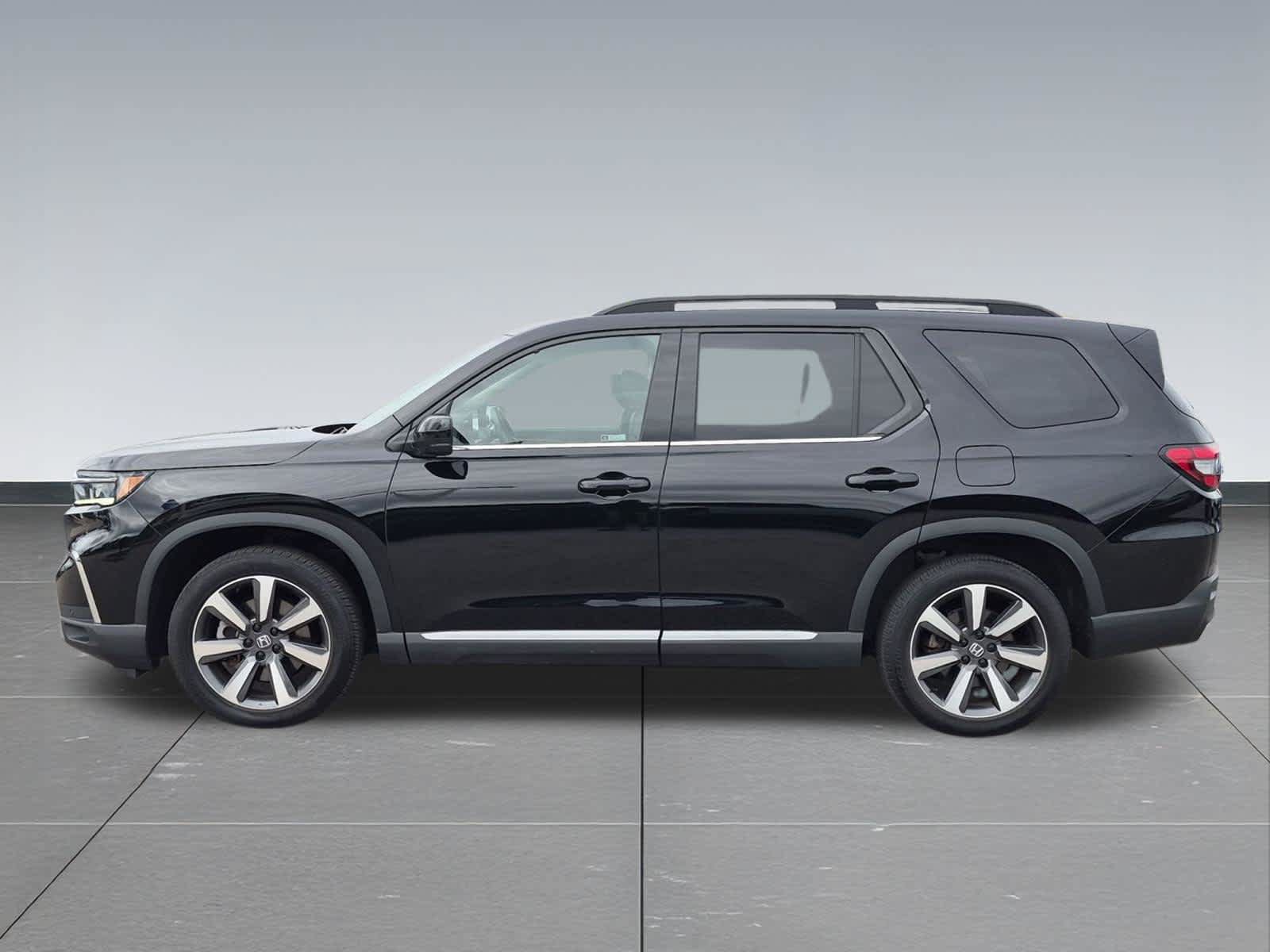 Certified 2024 Honda Pilot Touring image 3