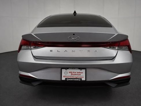 Used 2022 Hyundai Elantra SEL w/ Preferred Accessory Package FWD image 5